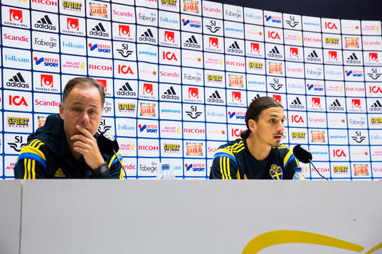 Sveriges presschef Niklas Bodell och Zlatan Ibrahimovic på