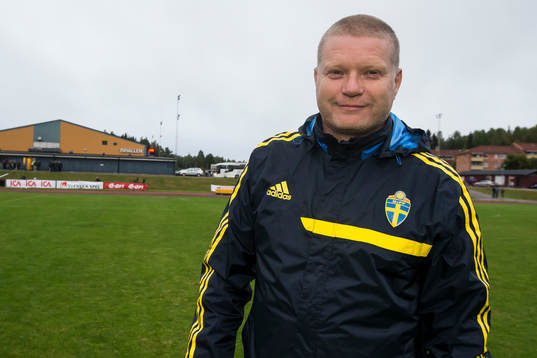 Förbundskapten Tomas Turesson i P18-landskampen i fotboll
