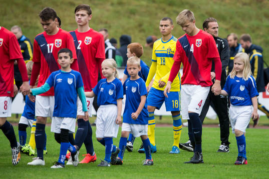 Jordan Larsson vid inmarschen i P18-landskampen i fotboll