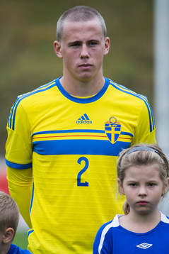 Anton Maikkula i P18-landskampen i fotboll mellan Sverige