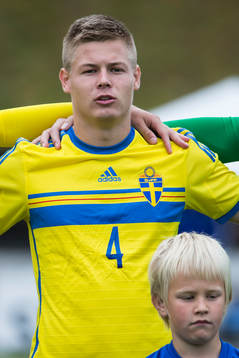 Alexander Leksell i P18-landskampen i fotboll mellan