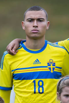 Jordan Larsson i P18-landskampen i fotboll mellan Sverige