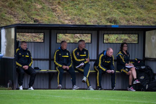 Svenska lagledar bänken i P18-landskampen i fotboll mellan