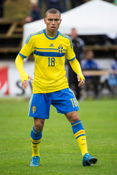 Jordan Larsson i P18-landskampen i fotboll mellan Sverige