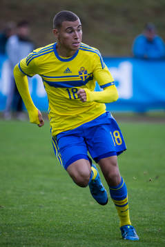 Jordan Larsson i P18-landskampen i fotboll mellan Sverige