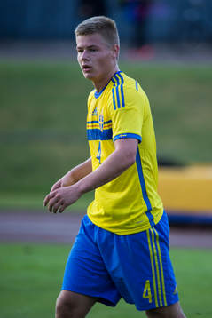 Alexander Leksell i P18-landskampen i fotboll mellan
