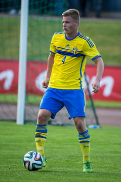 Alexander Leksell i P18-landskampen i fotboll mellan