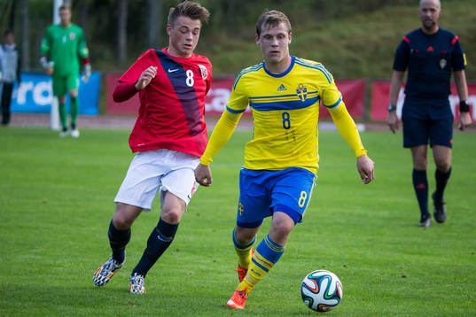 Erik Andersson jagas av Patrick Berg i P18-landskampen i