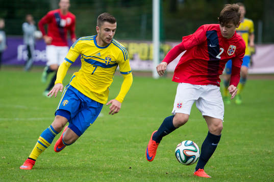 Filip Sachpekidis jagar Julian Ryerson i P18-landskampen i