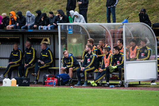 Den svenska bänken i P18-landskampen i fotboll mellan