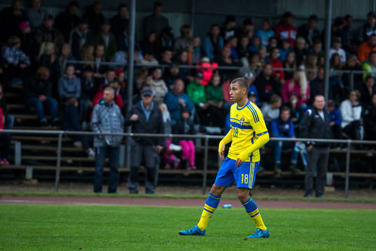 Jordan Larsson i P18-landskampen i fotboll mellan Sverige