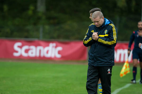Förbundskapten Tomas Turesson i P18-landskampen i fotboll