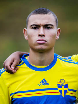 Jordan Larsson i P18-landskampen i fotboll mellan Sverige