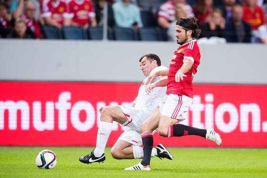 Liverpools Steve Harkness och Manchester Uniteds Bojan