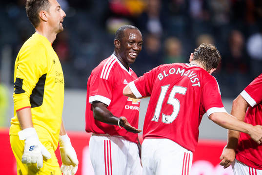 Manchester United Jesper Blomqvist gratulerar Dwight Yorke
