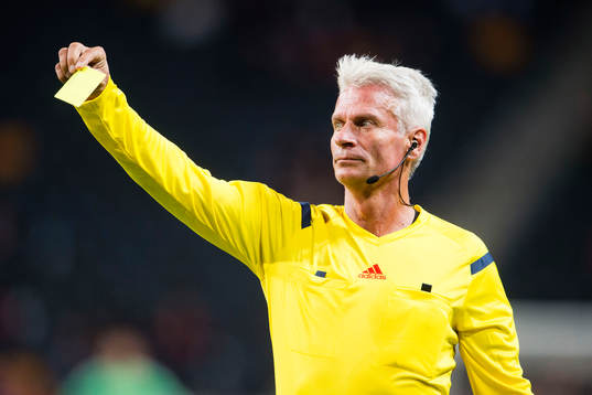 Domare Peter Fröjdfeldt visar ett gult kort