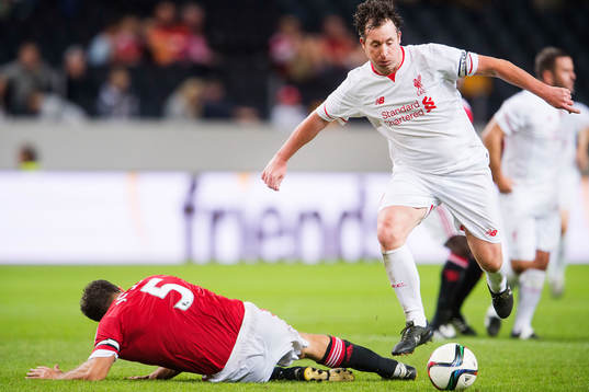 Liverpools Robbie Fowler hoppar över Manchester Uniteds
