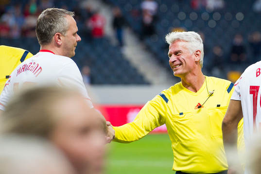 Domare Peter Fröjdfeldt hälsar på spelarna
