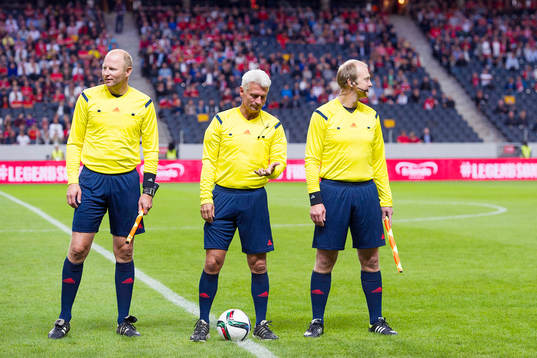 Domare Peter Fröjdfeldt med assisterande domare
