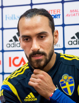Erkan Zengin i mixed zone innan träningen med svenska