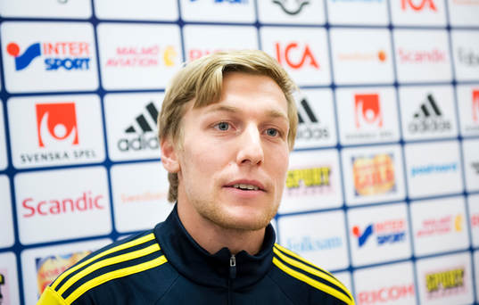 Emil Forsberg i mixed zone innan träningen med svenska