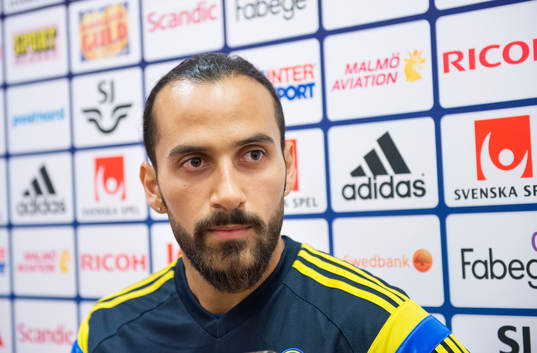 Erkan Zengin i mixed zone innan träningen med svenska