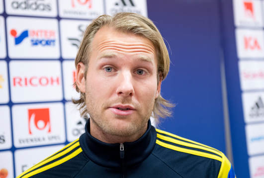 Ola Toivonen i mixed zone innan träningen med svenska