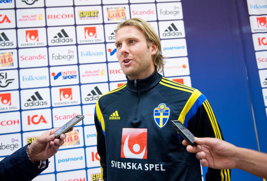Ola Toivonen i mixed zone innan träningen med svenska
