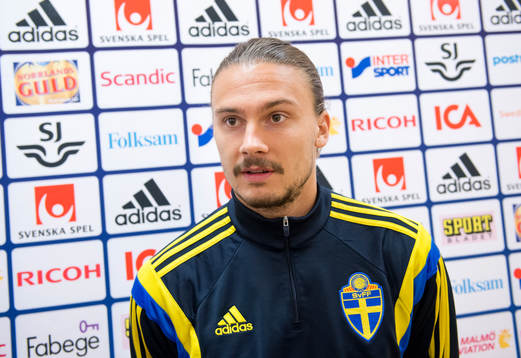 Erik Johansson i mixed zone innan träningen med svenska