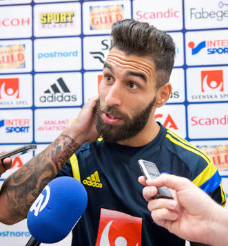 Jimmy Durmaz i mixed zone innan träningen med svenska