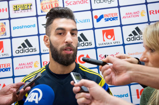 Jimmy Durmaz i mixed zone innan träningen med svenska