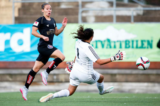 Göteborgs Manon Melis och Vittsjös målvakt Cecilie Breil