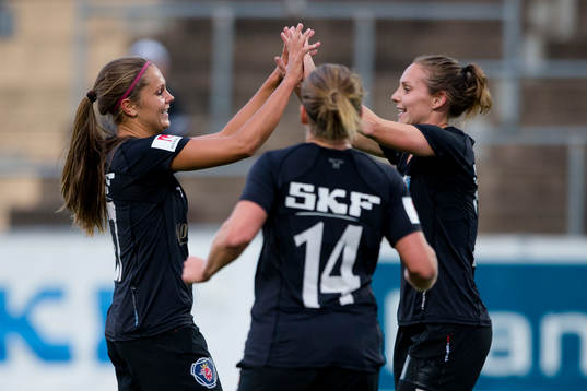 Göteborgs Lieke Martens jublar ihop med Manon Melis