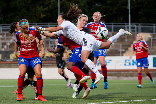 Vittsjös målvakt Cecilie Breil Kramer kolliderar med