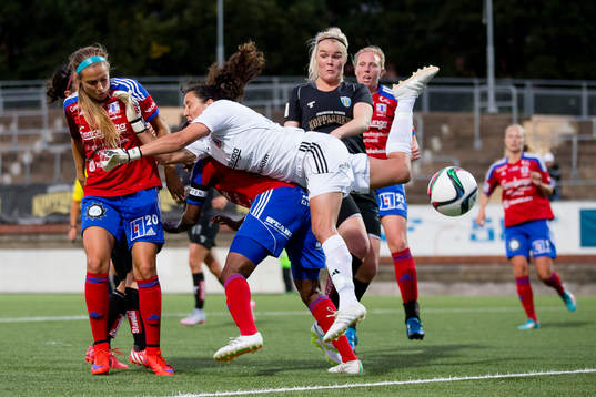 Vittsjös målvakt Cecilie Breil Kramer kolliderar med