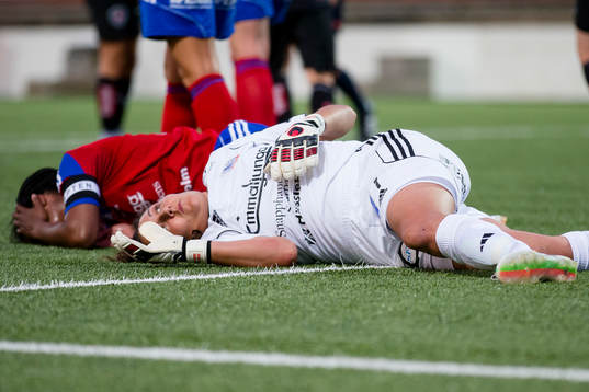 Vittsjös målvakt Cecilie Breil Kramer och Ifeoma Dieke
