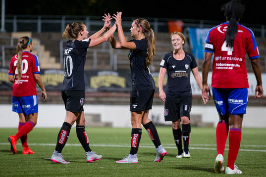 Göteborgs Lieke Martens jublar ihop med Manon Melis