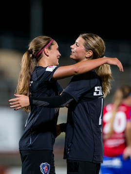 Göteborgs Lieke Martens jublar ihop med Andrine Hegerberg