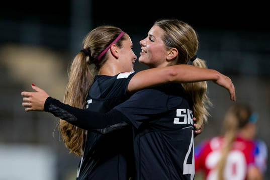 Göteborgs Lieke Martens jublar ihop med Andrine Hegerberg