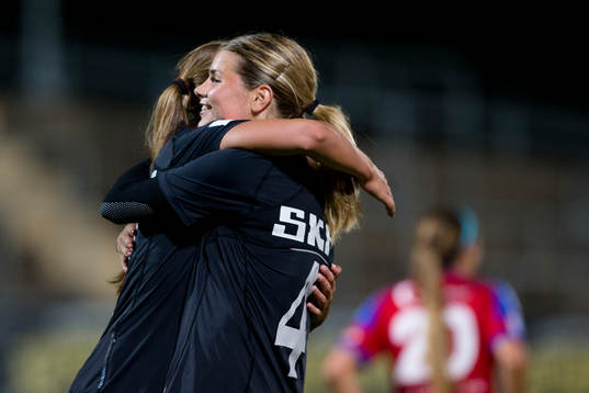 Göteborgs Lieke Martens jublar ihop med Andrine Hegerberg