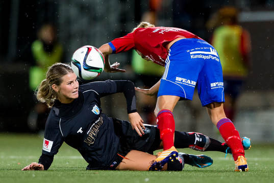 Göteborgs Andrine Hegerberg  glidtacklar Vittsjös Therese