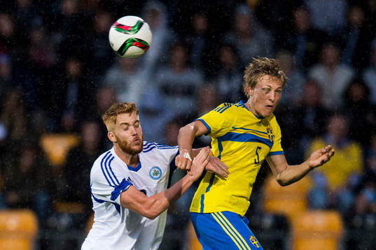 San Marinos Marco Bernardi i kamp om bollen med Sveriges