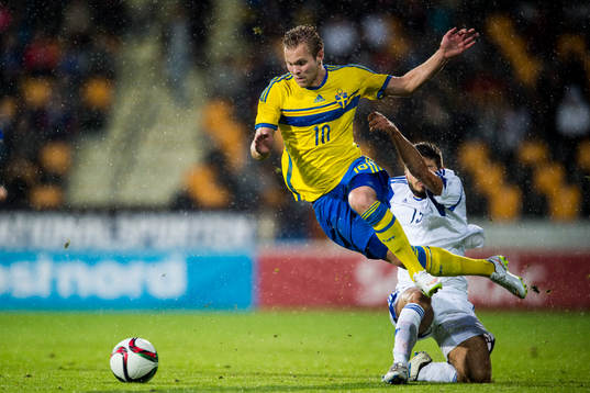 Sveriges Gustav Engvall tacklas av San Marinos Luca Righi