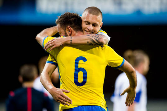 Sveriges Victor Nilsson Lindelöf kramar om Muamer Tankovic