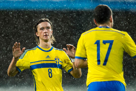 Sveriges Kristoffer Olsson jublar med Kerim Mrabti