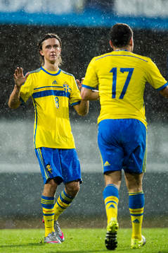 Sveriges Kristoffer Olsson jublar med Kerim Mrabti