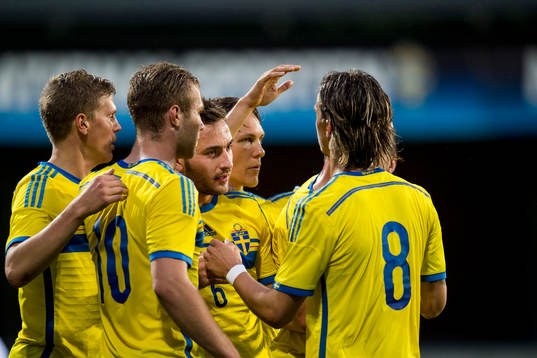 Sveriges Muamer Tankovic (m) gratuleras av sina lagkamrater