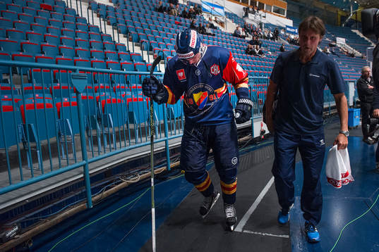 Djurgårdens Alexander Fällström går av isen skadad