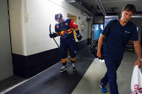 Djurgårdens Alexander Fällström går av isen skadad
