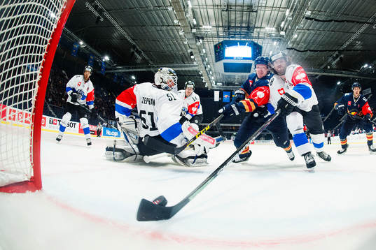 Zugs Dominik Schlumpf räddar pucken på mållinjen bakom